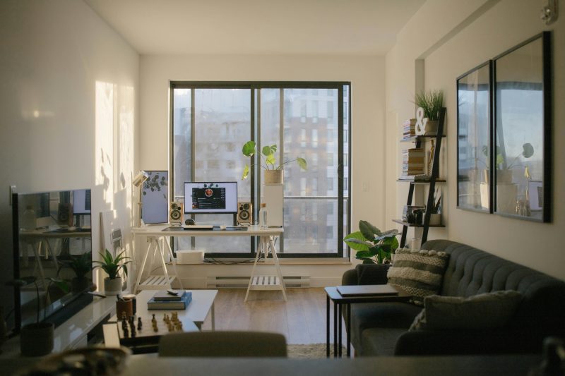 Découvrez le style époustouflant de l&rsquo;appartement parisien de Léa François : seriez-vous prêt à adopter une décoration aussi audacieuse ?