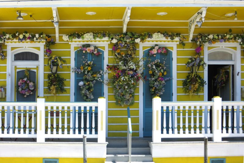Comment transformer votre balcon en un espace époustouflant avec ces 10 achats déco?